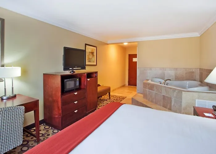 Holiday Inn Express & Suites Macon - I-475 By Ihg